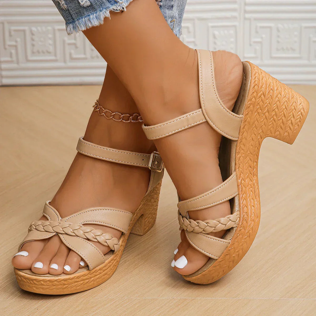 Wedge Sandalen mit geflochtenem Detail