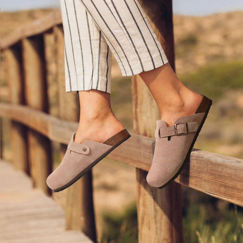 Damen Pantolette – Wildleder, Offene Ferse, Verstellbarer Riemen, Korkfußbett-82019-22472d16-f284-436a-a71b-a53772cb4742