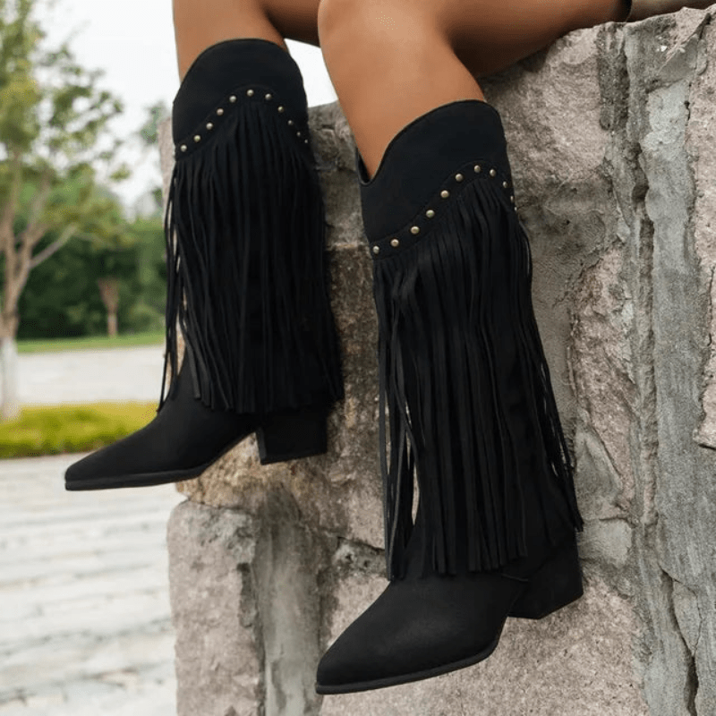 Stylische kniehohe Stiefel mit Fransen