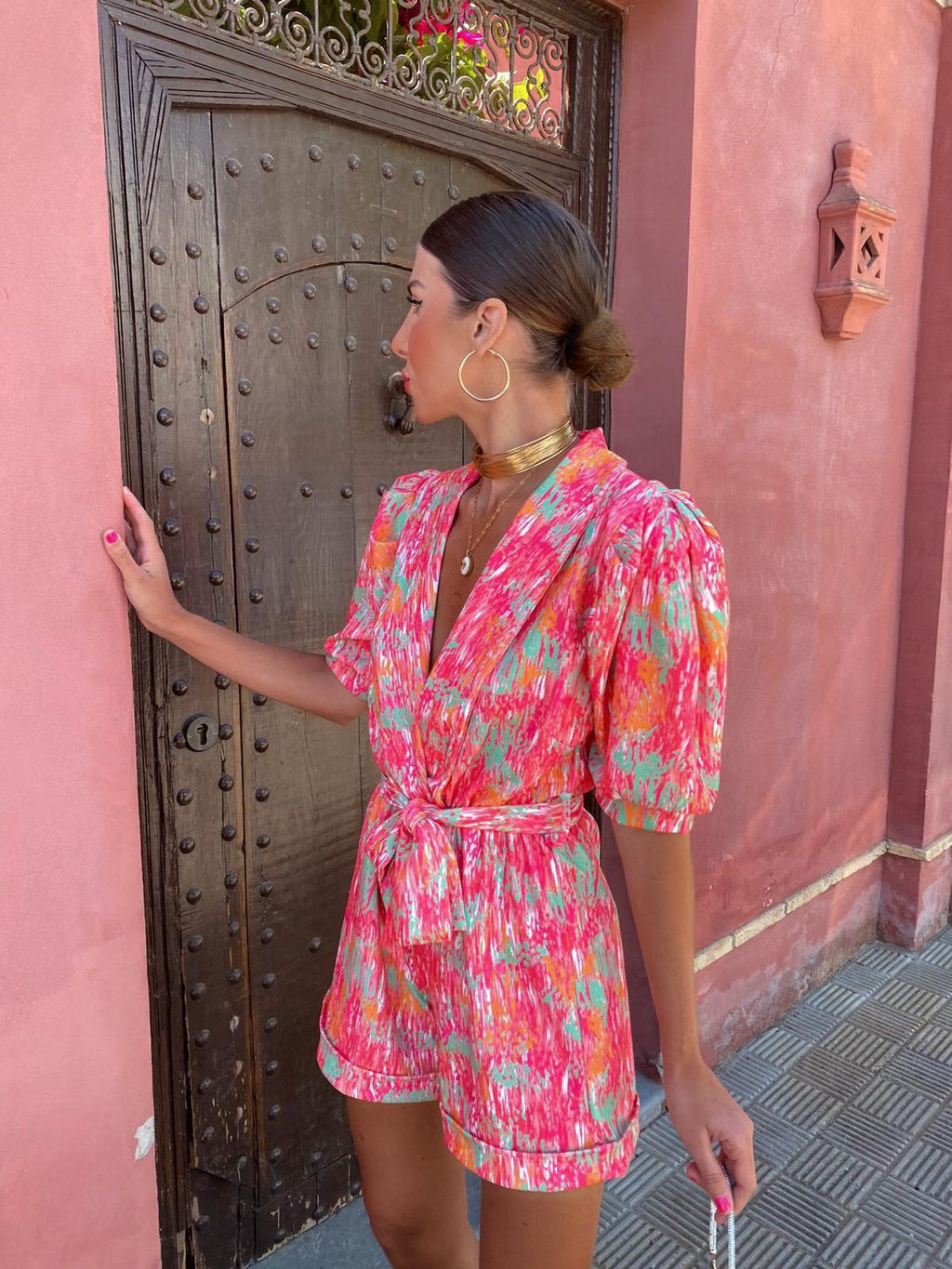 Abstrakter Print Romper mit Wickeldesign