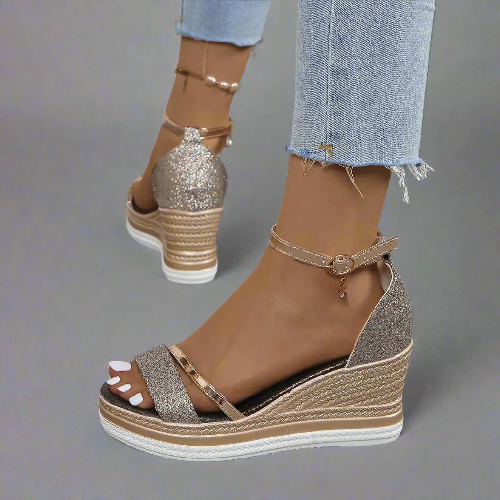 Damen Glitzer-Keilabsatz-Sandalen mit Plateau und Fesselriemen – Offene Spitze, bequem & glamourös für Abend & Sommer.-83231-4bc09d8d-c282-4921-aecd-536fb7fb3268