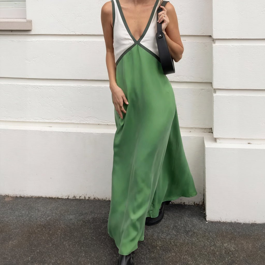 Fließendes Kleid mit Farbblockdesign