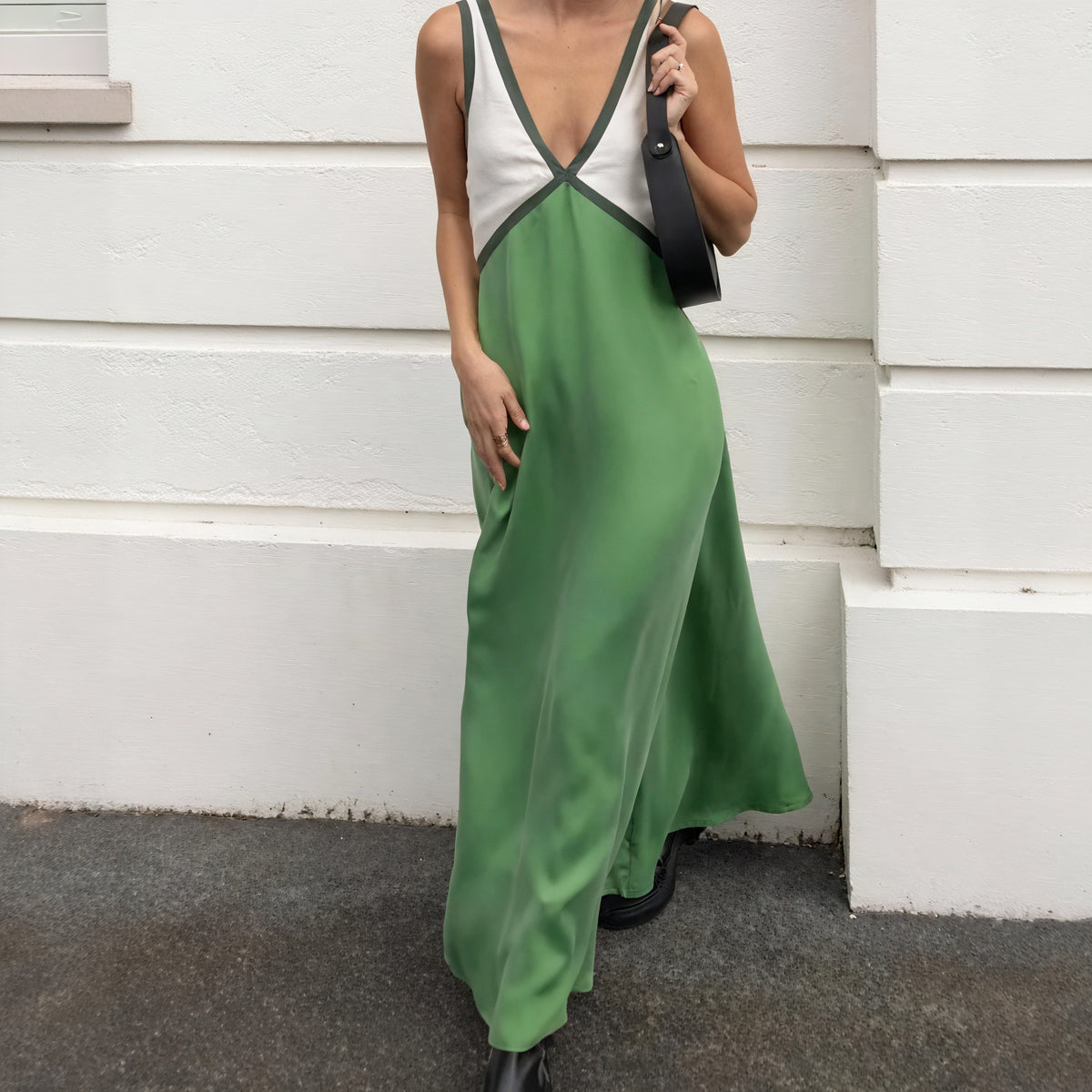 Fließendes Kleid mit Farbblockdesign