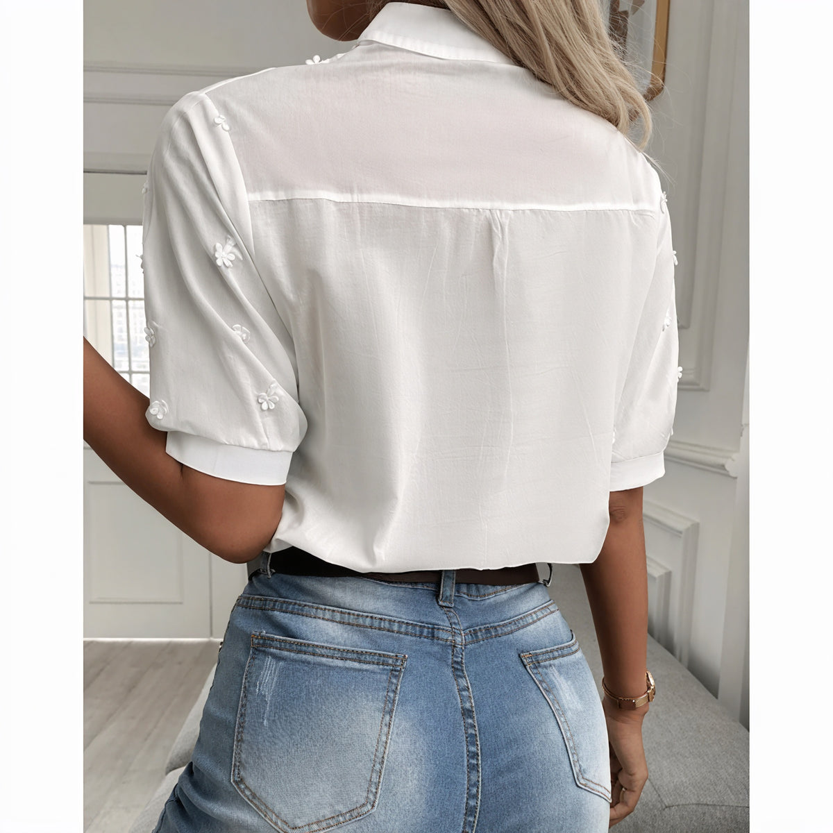 Verspielte Bluse mit floralen Details