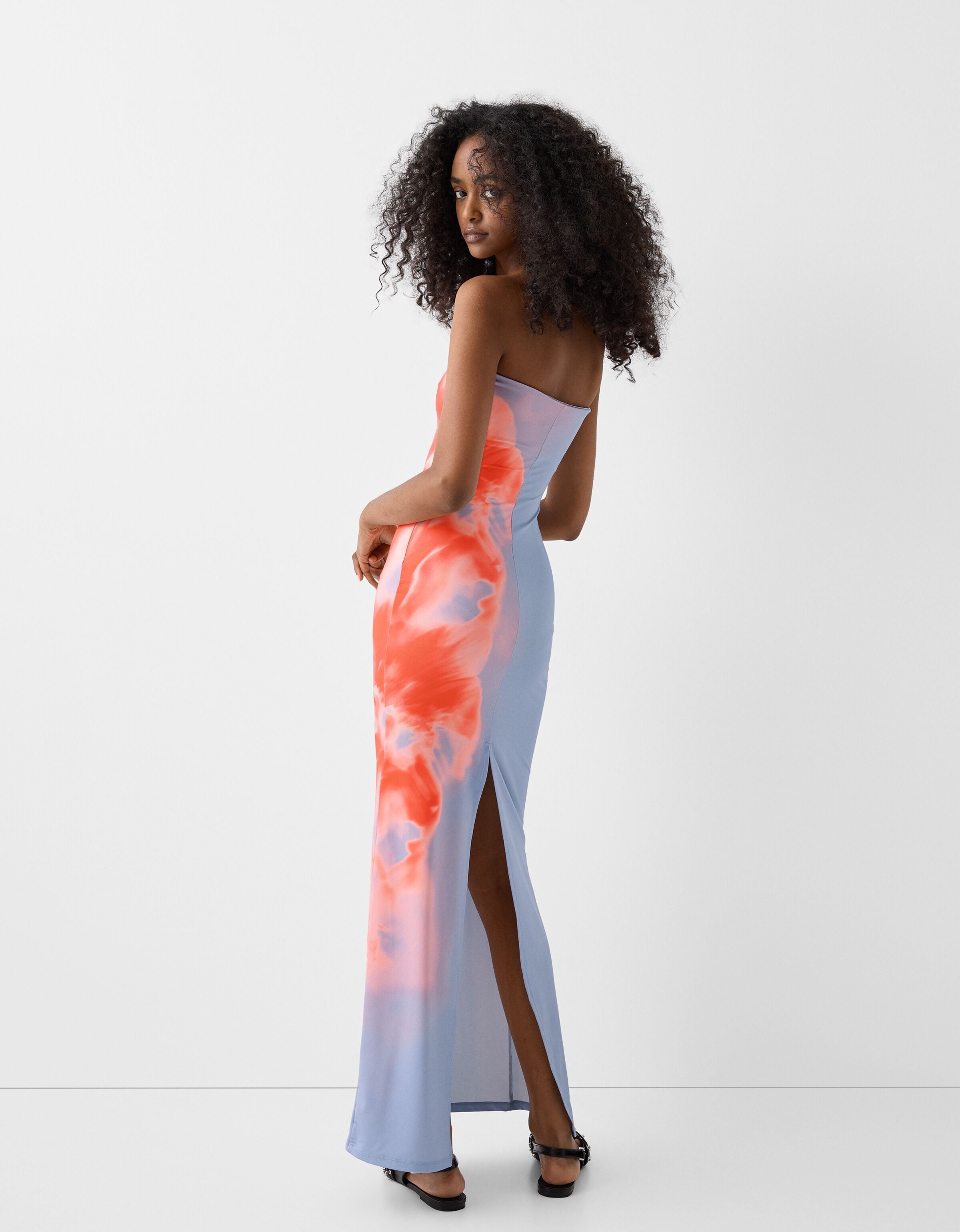 Figurbetontes, trägerloses Midi-Kleid