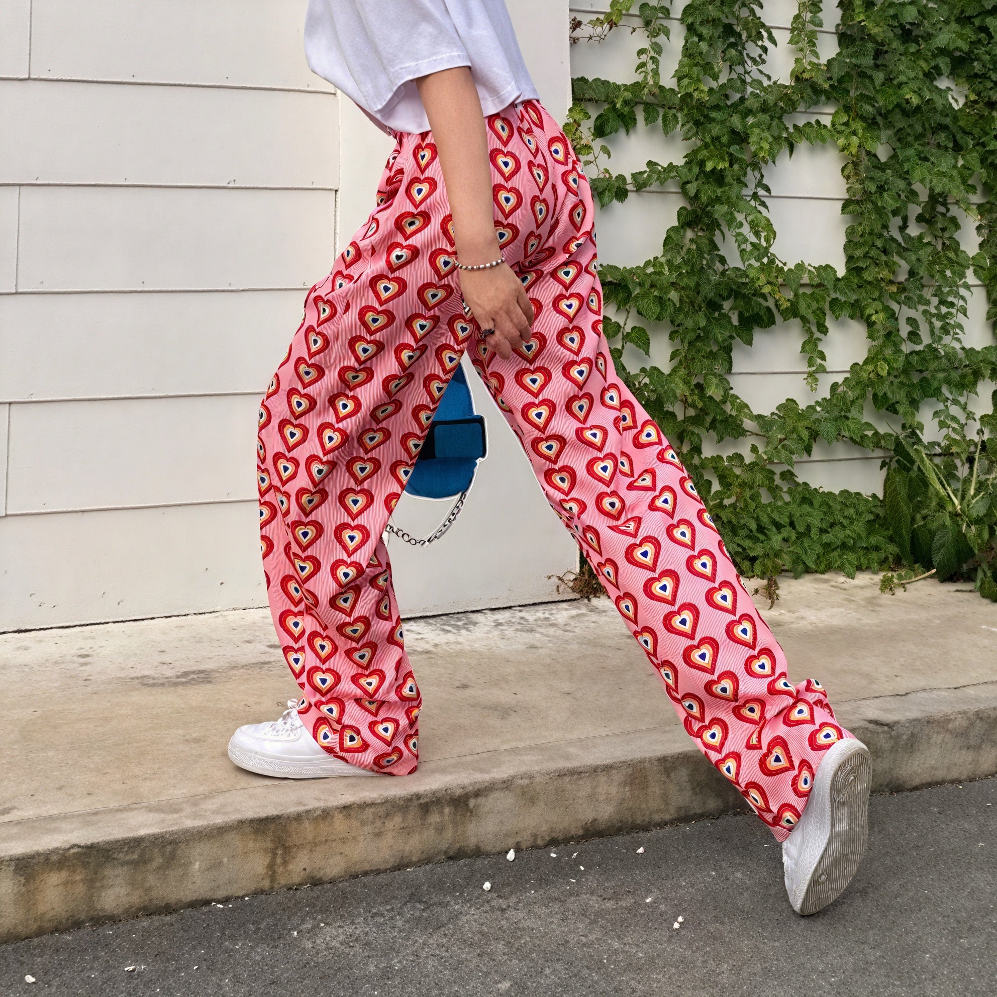 Herzgemusterte Hose mit weitem Bein