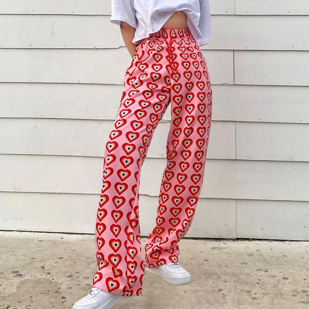 Herzgemusterte Hose mit weitem Bein