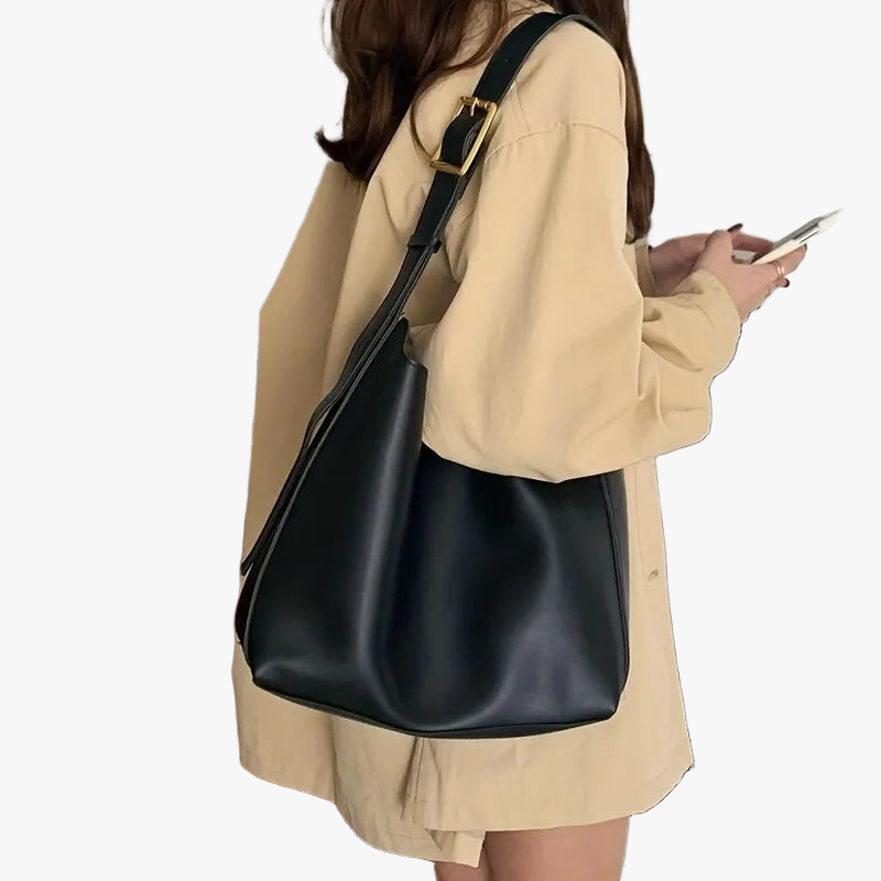 Moderne Handtasche mit minimalistischen Akzenten
