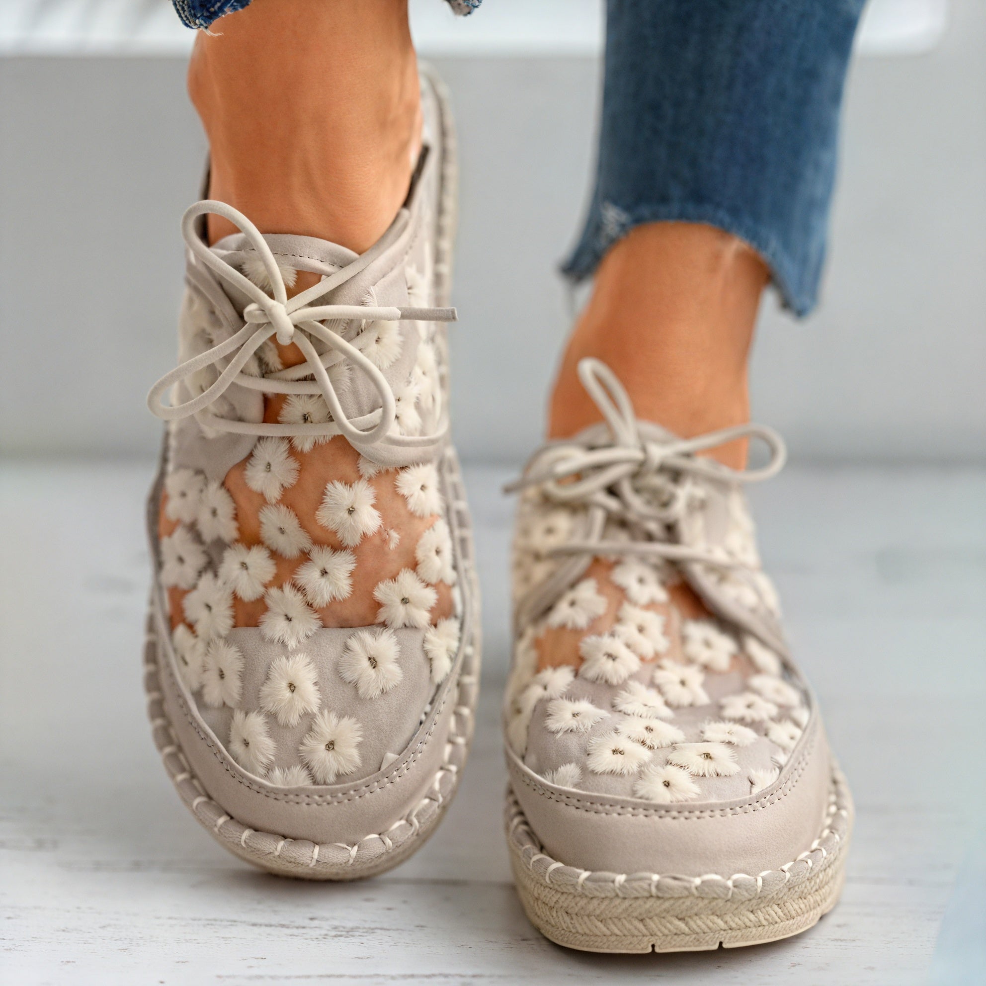 Florale Mesh-Sneakers mit zarter Stickerei