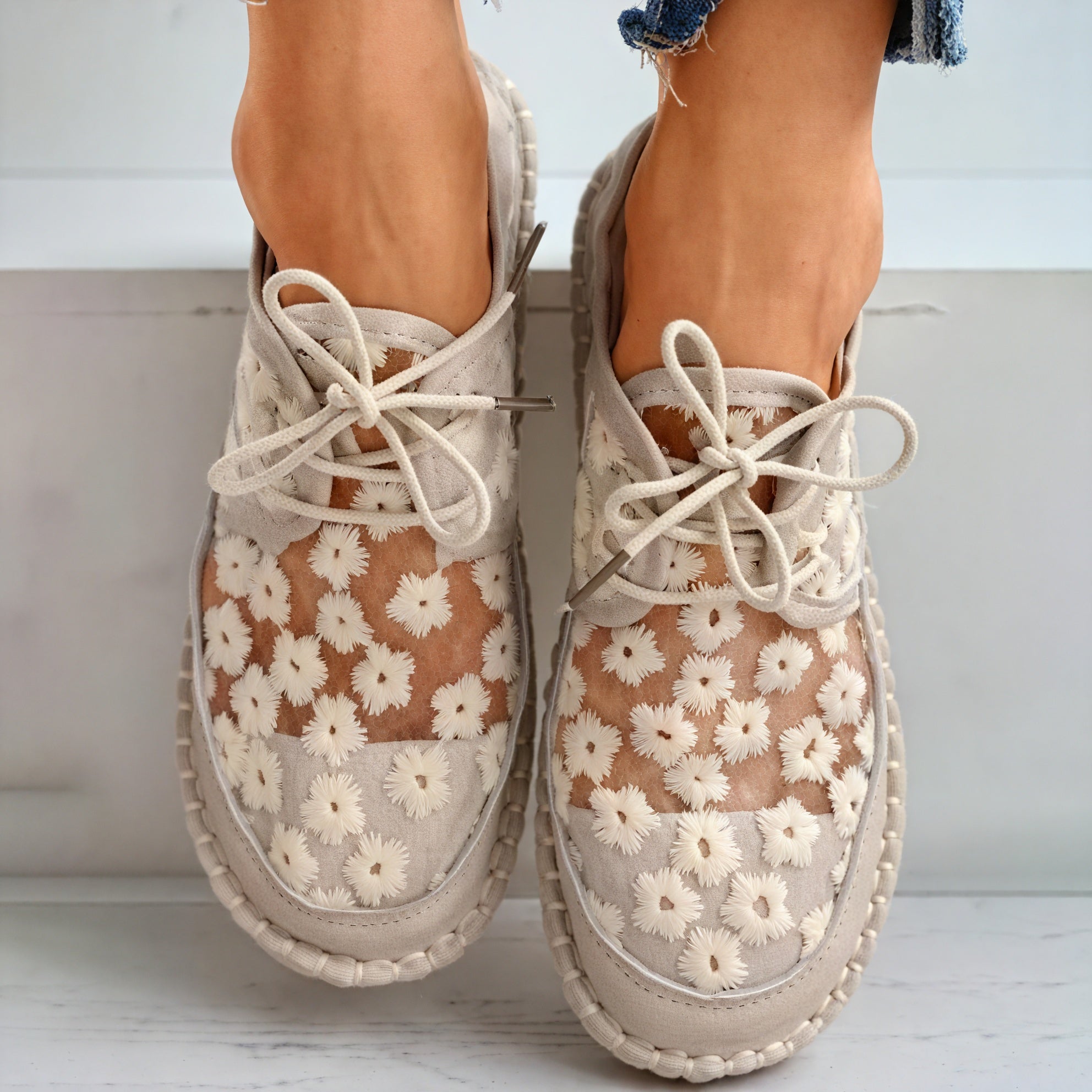 Florale Mesh-Sneakers mit zarter Stickerei