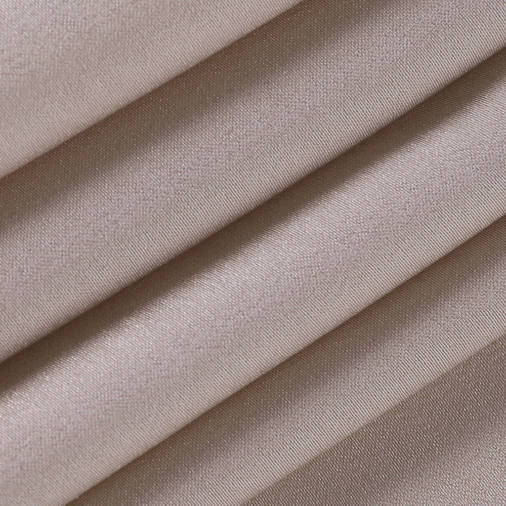 Fließendes Kleid mit Schlitz