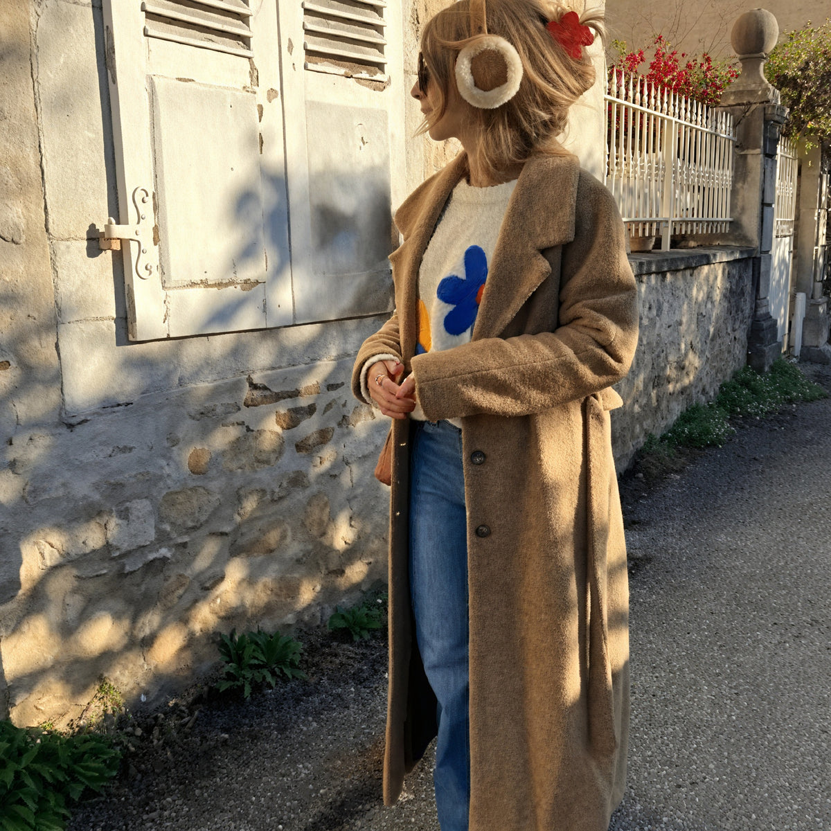 Verspielter Oversized Sweater mit Blumenapplikationen