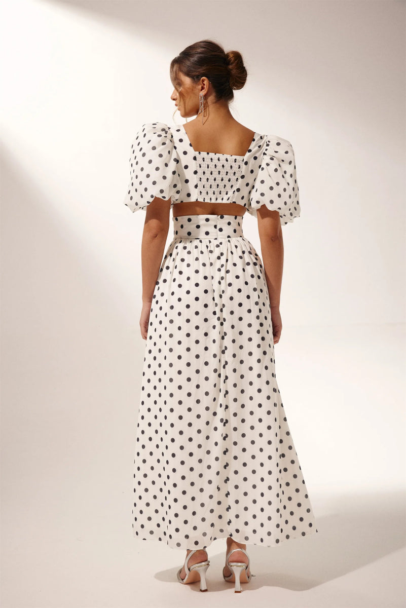 Sommerliches Punktmuster-Kleid mit Schlitz