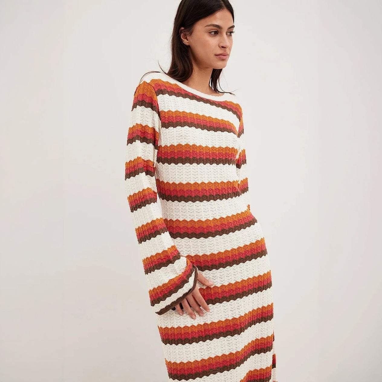 Gestreiftes Maxi-Strickkleid mit ausgestellten Ärmeln