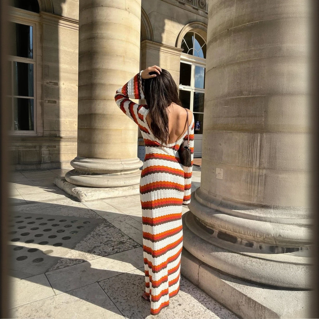 Gestreiftes Maxi-Strickkleid mit ausgestellten Ärmeln