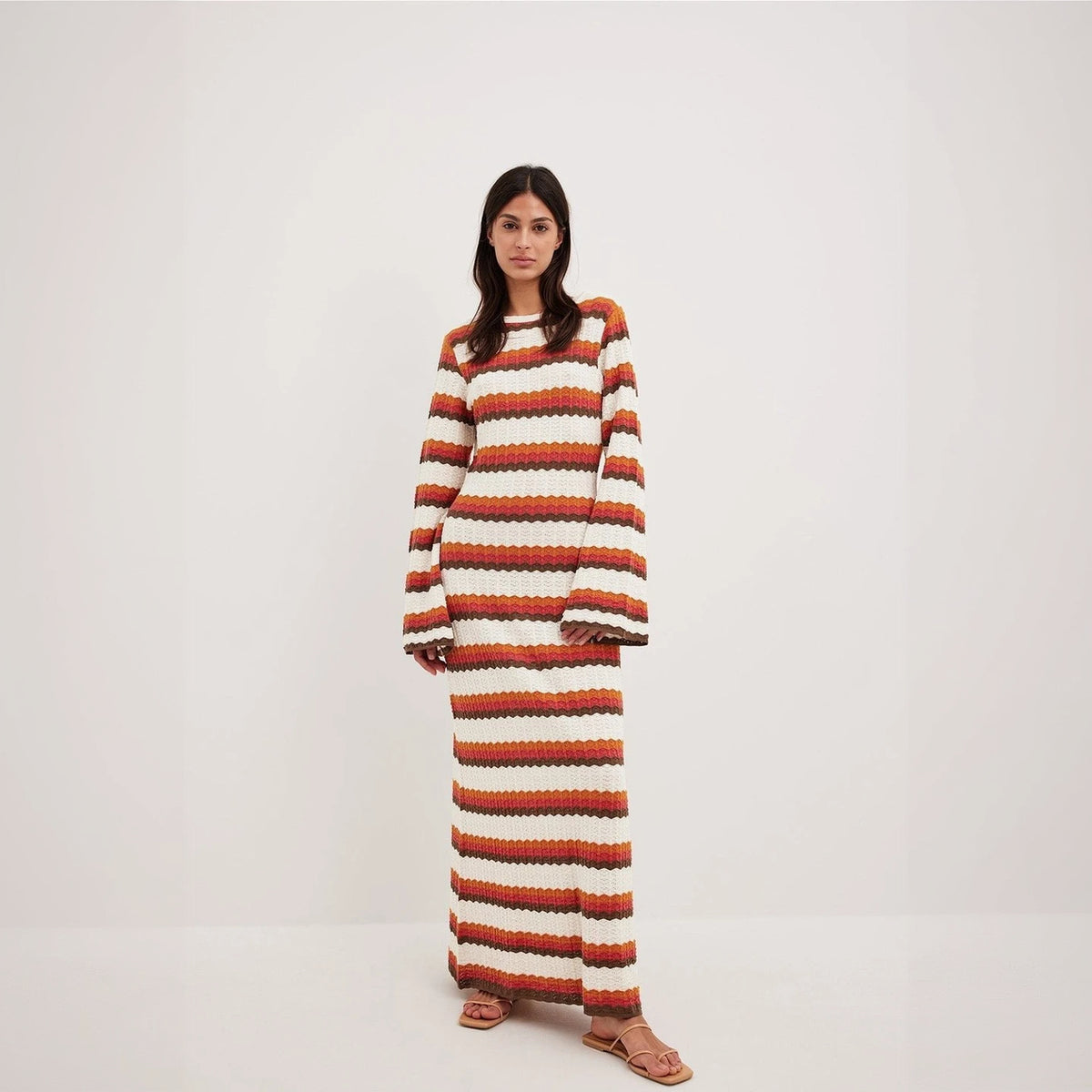 Gestreiftes Maxi-Strickkleid mit ausgestellten Ärmeln