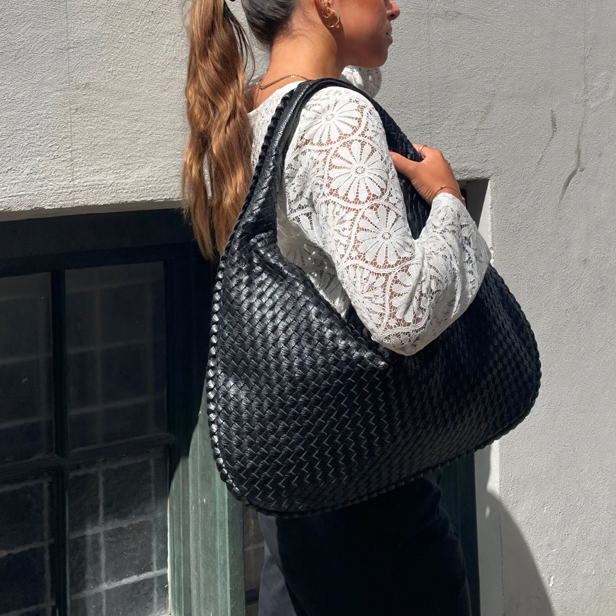 Gewebte Schultertasche mit großem Fassungsvermögen