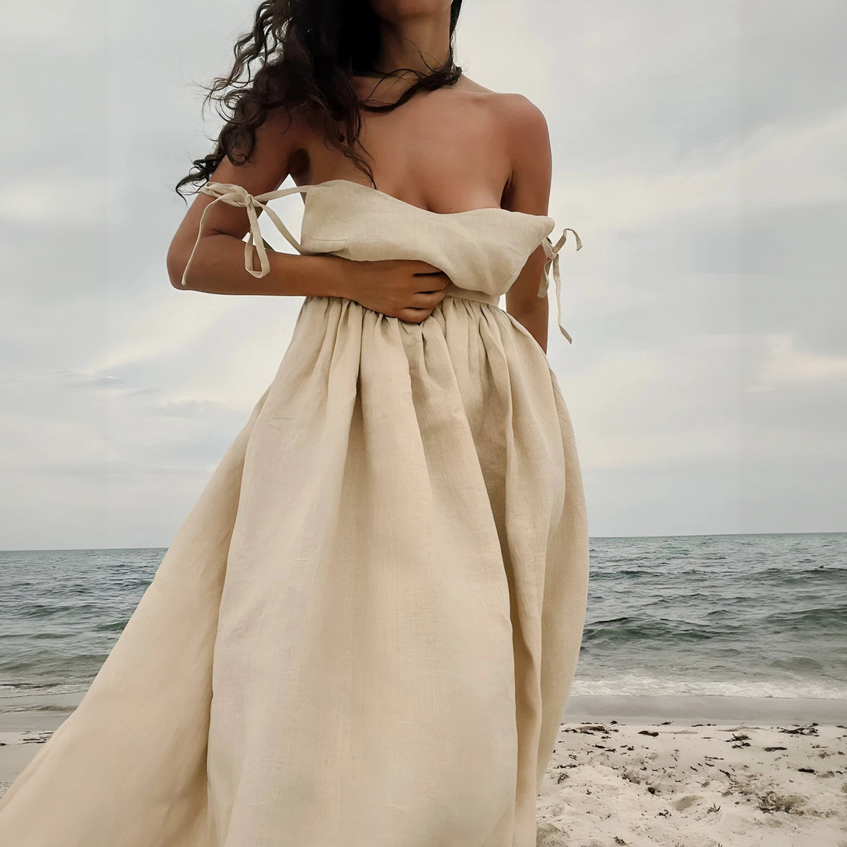 Fließendes Kleid mit femininen Details