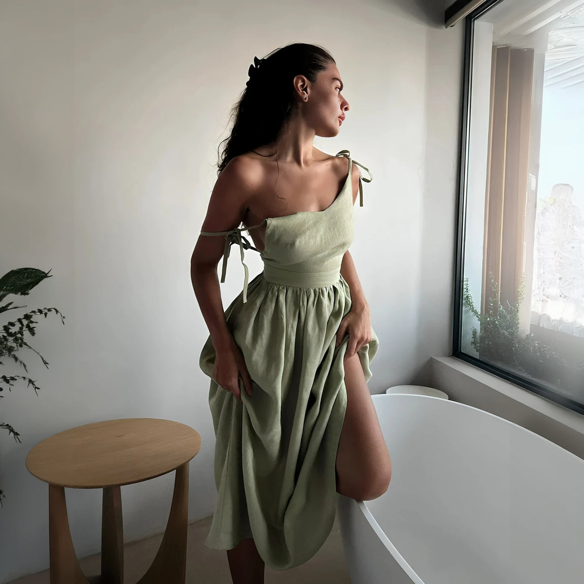 Fließendes Kleid mit femininen Details