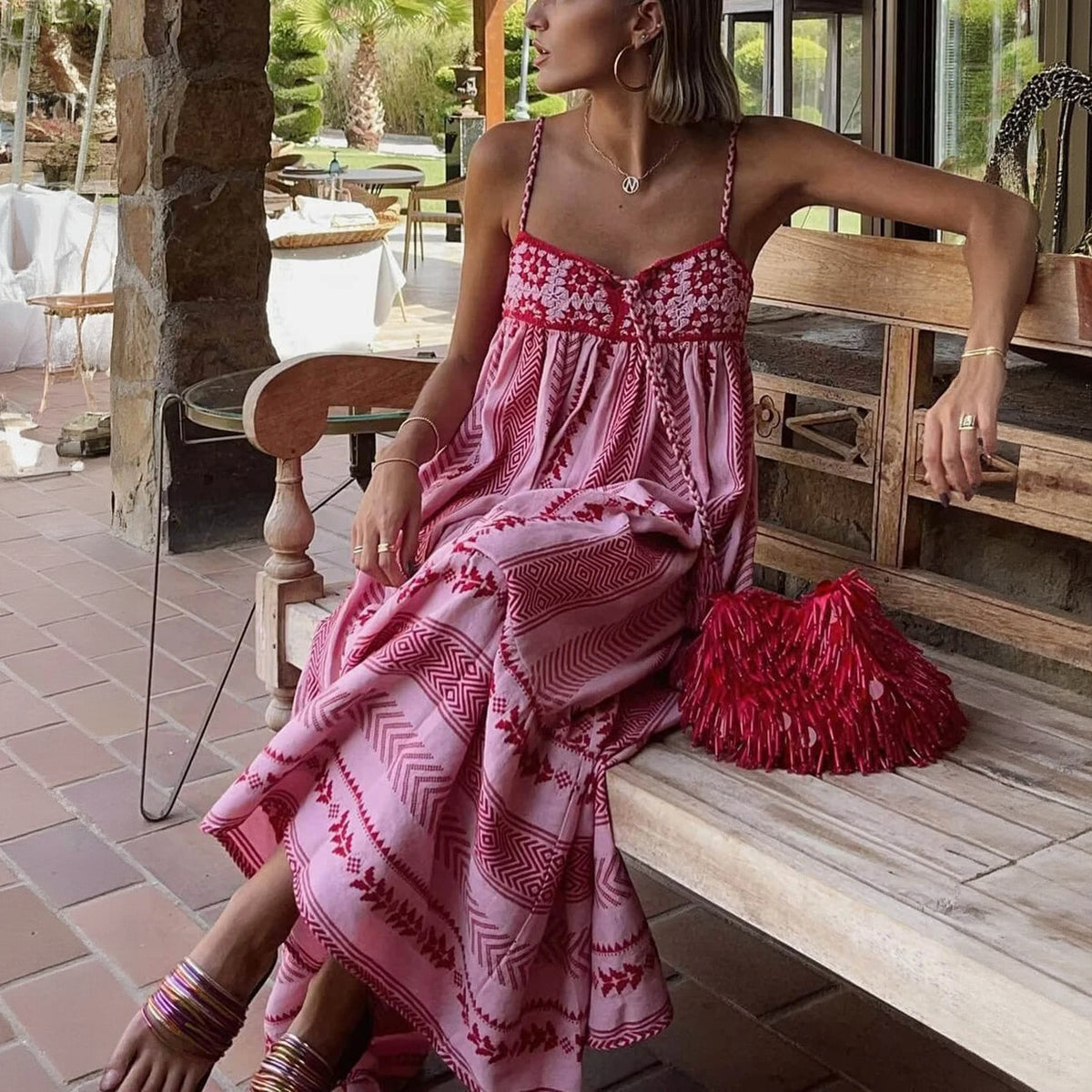 Fließendes Kleid mit Stickerei-Details