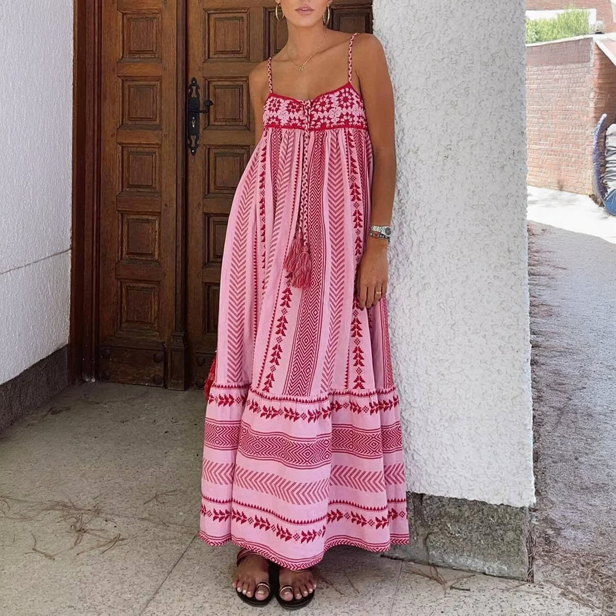 Fließendes Kleid mit Stickerei-Details
