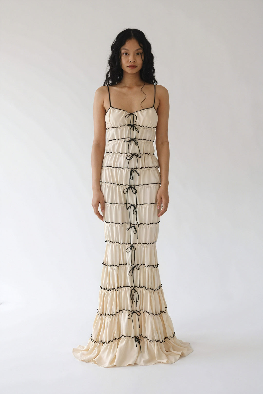 Fließendes Stufenkleid mit Schleifen
