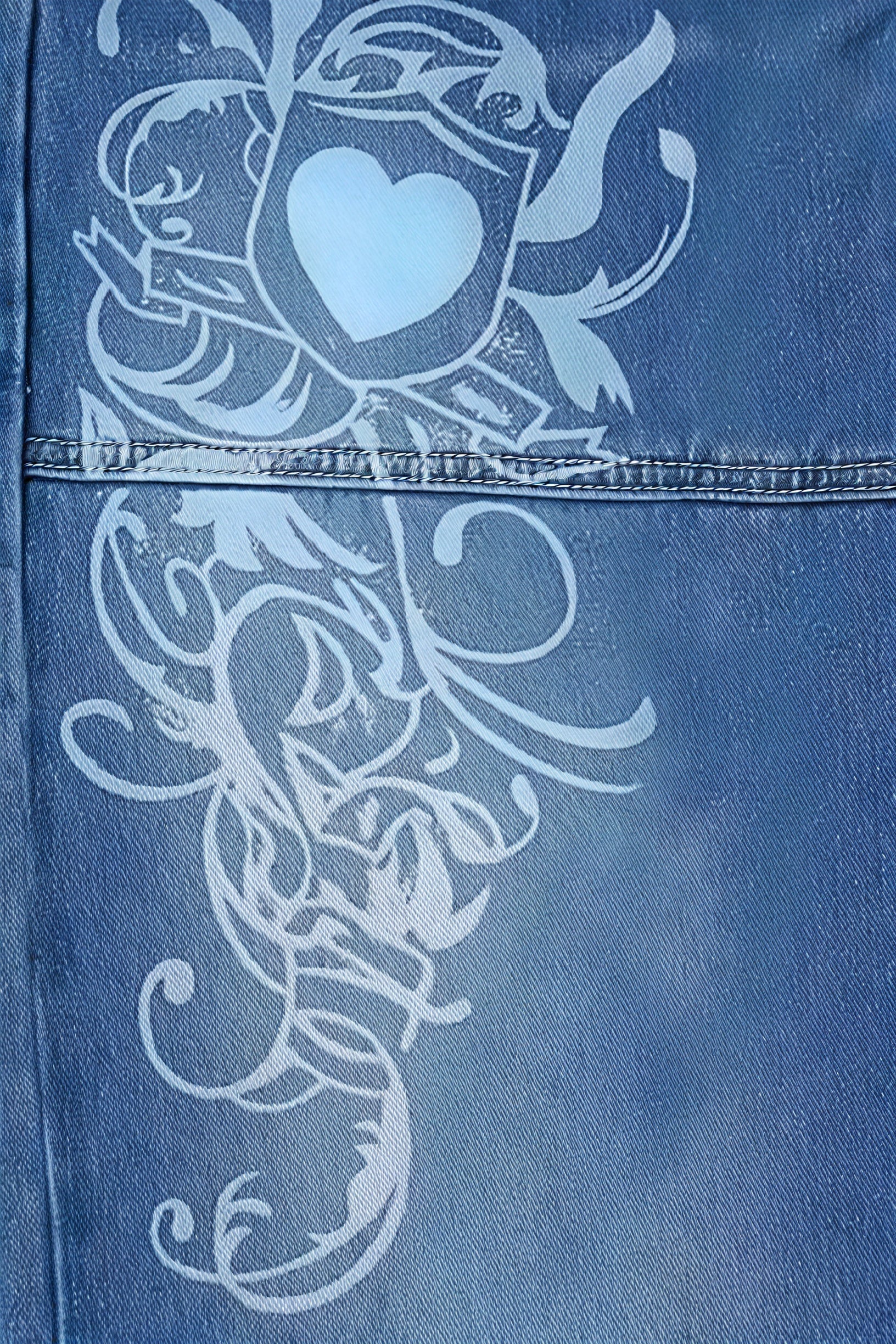Baggy Jeans mit floralem Detail