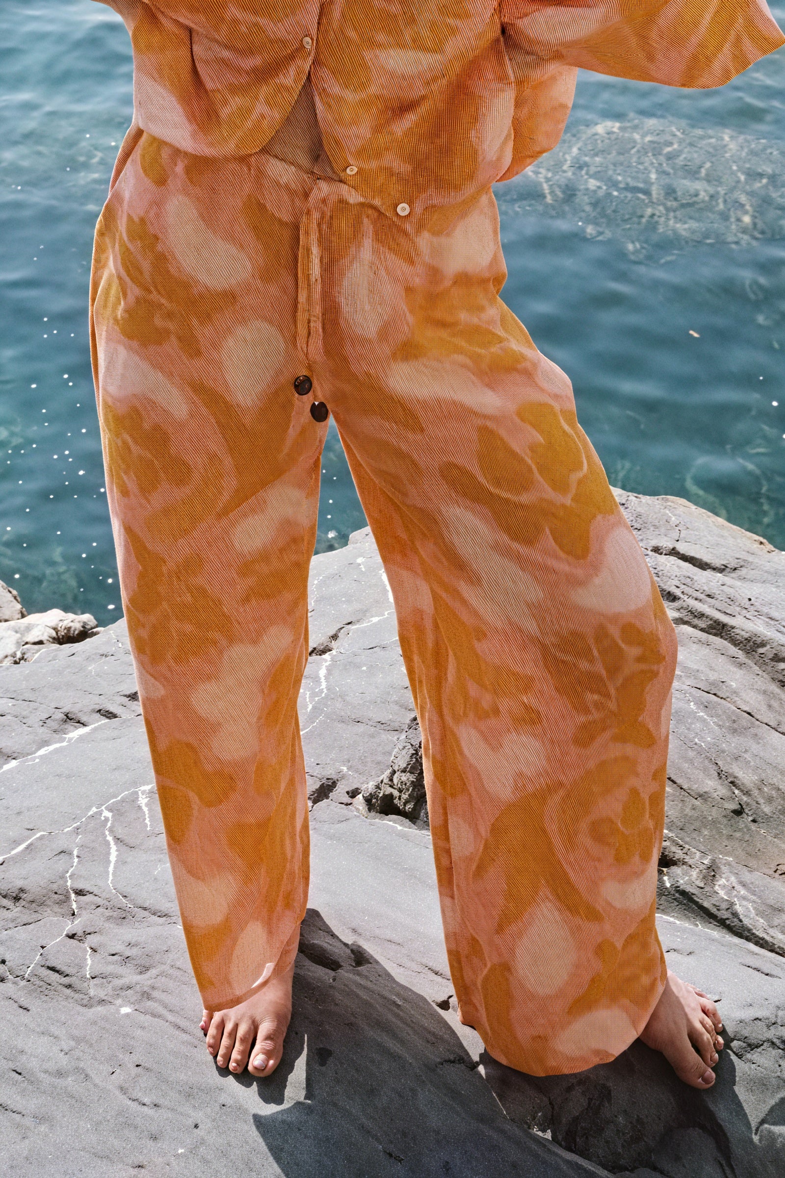 Gemusterter Pyjama mit weitem Bein