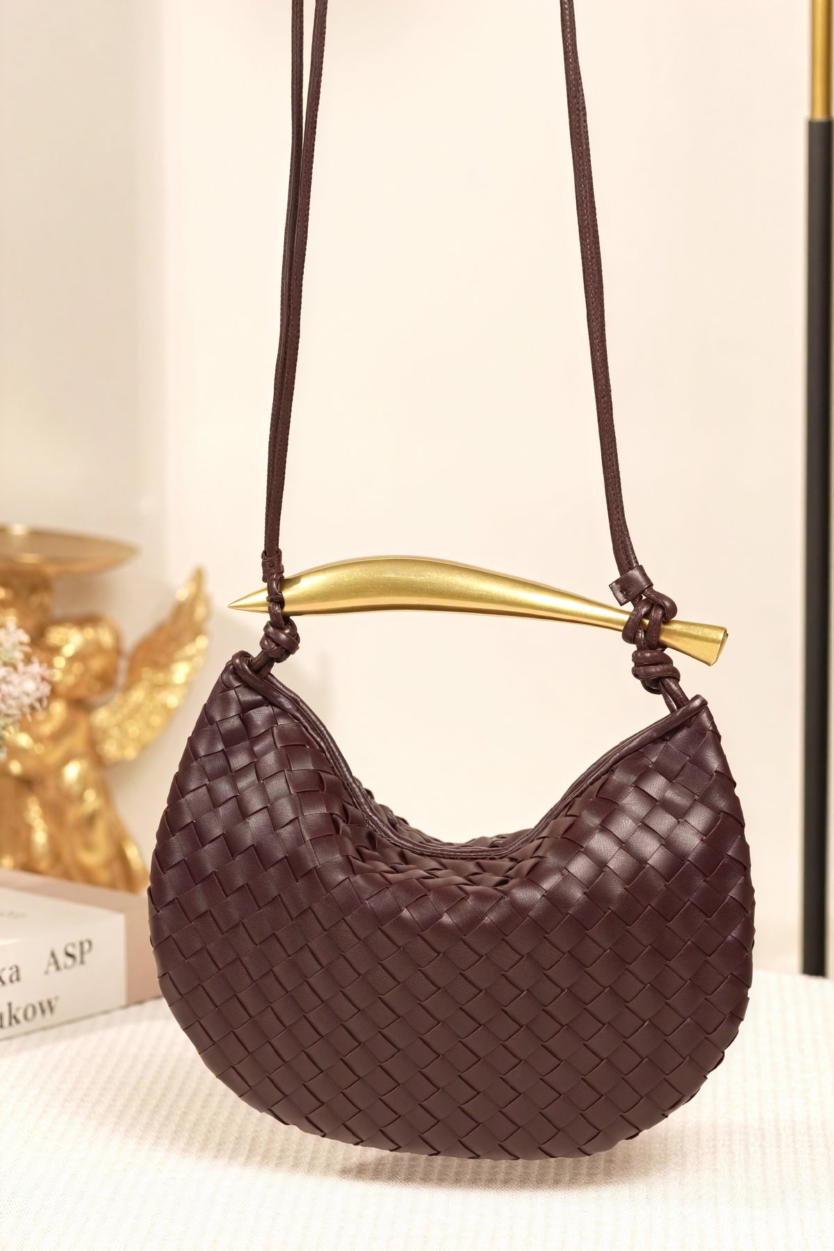 Elegante Halbmond-Tasche mit Webmuster