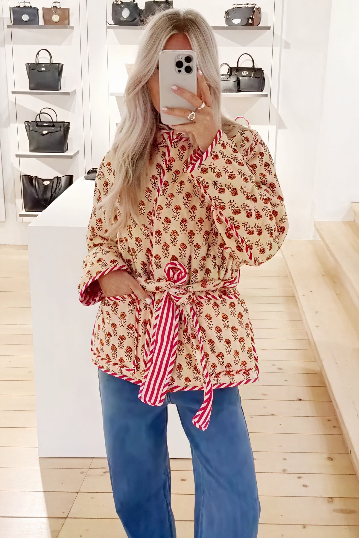 Gesteppte Jacke mit Blumenmuster und Bindegürtel