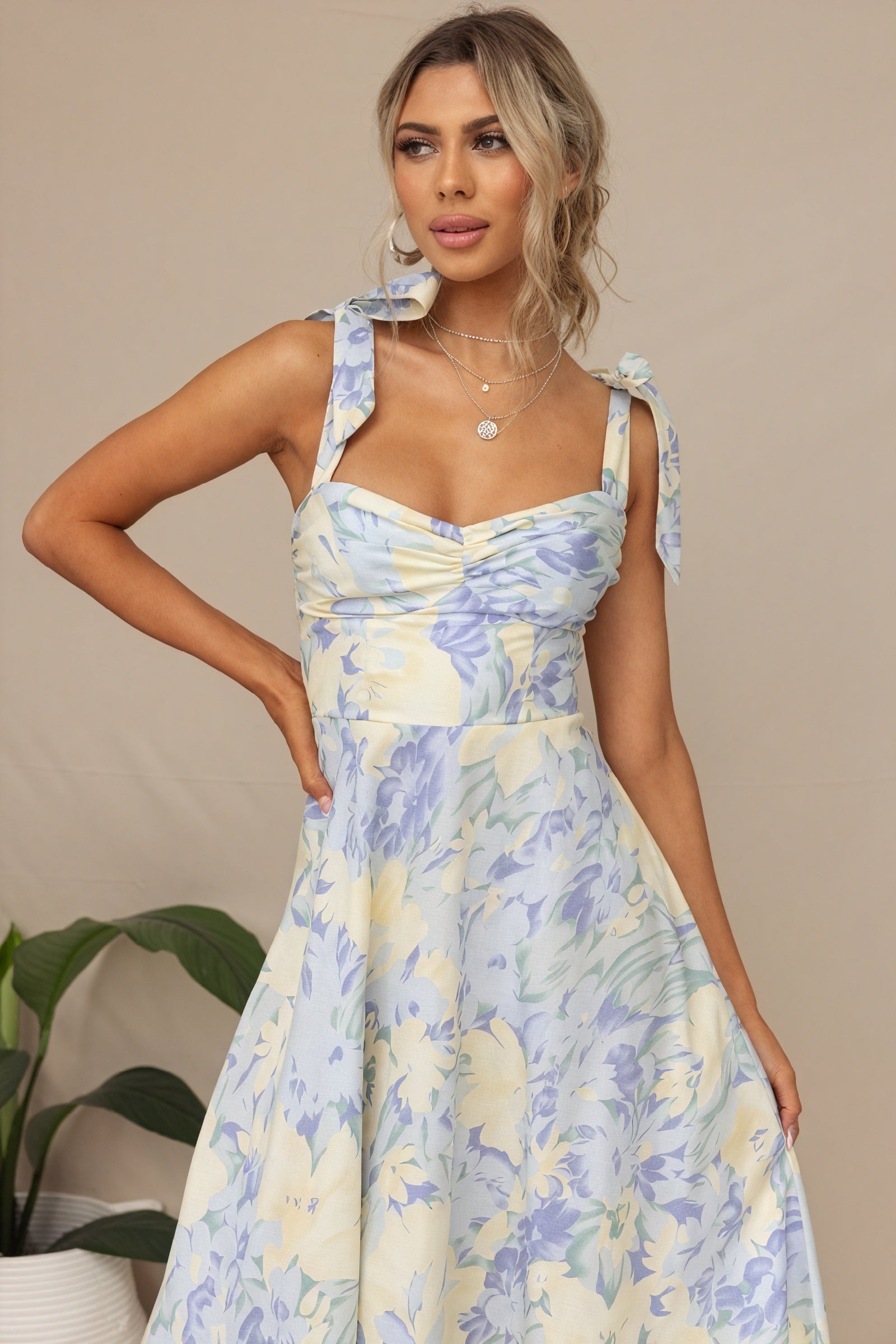 Geblümtes Midi-Kleid mit Bindedetail