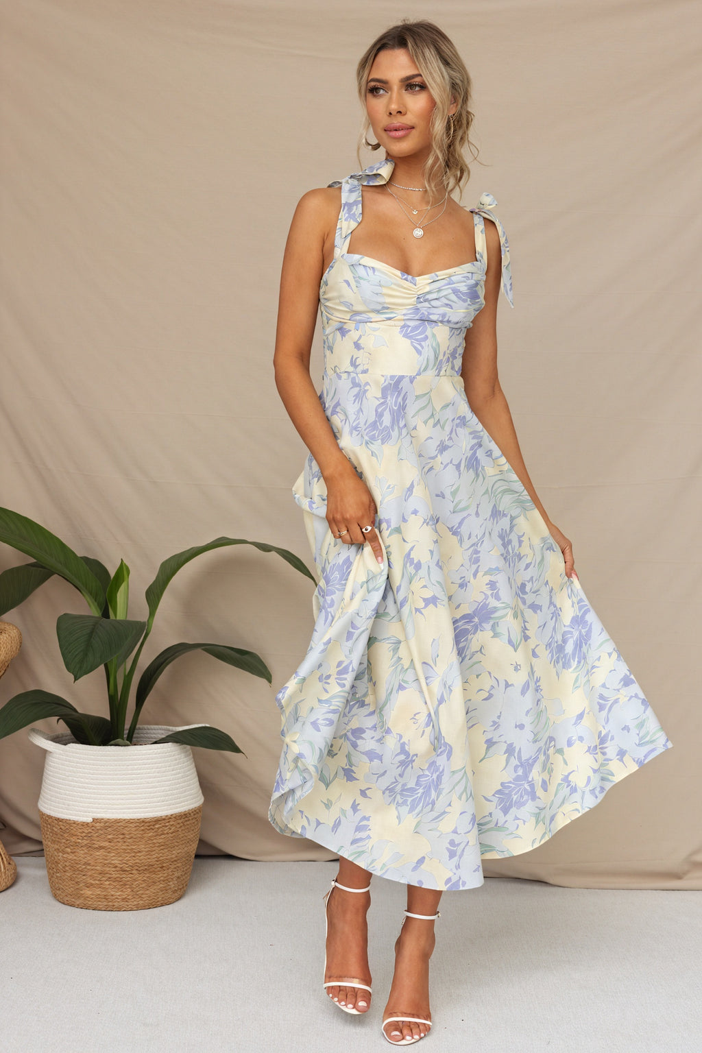 Geblümtes Midi-Kleid mit Bindedetail