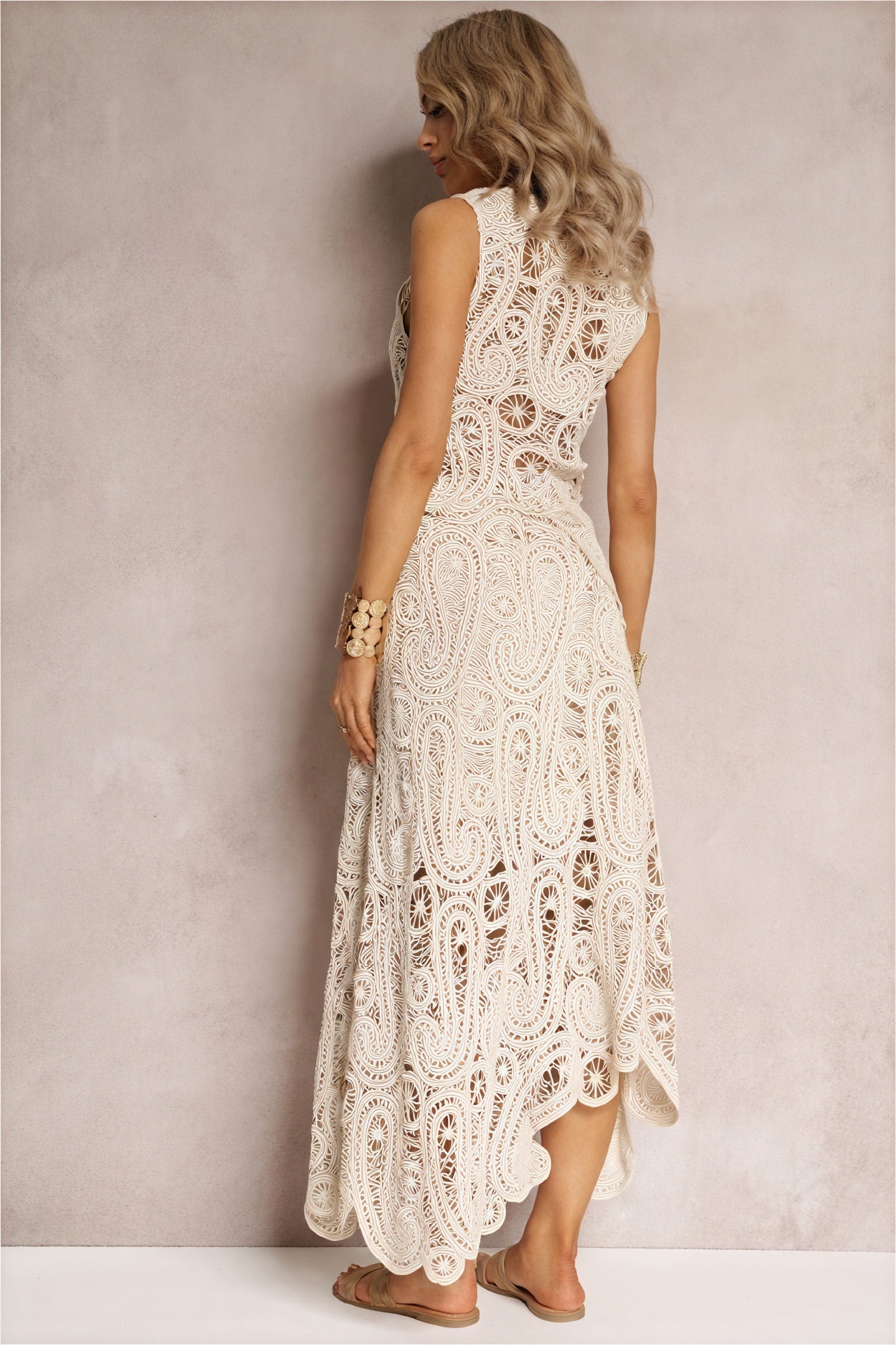Gehäkeltes Kleid mit Cut-Outs und Schlitz