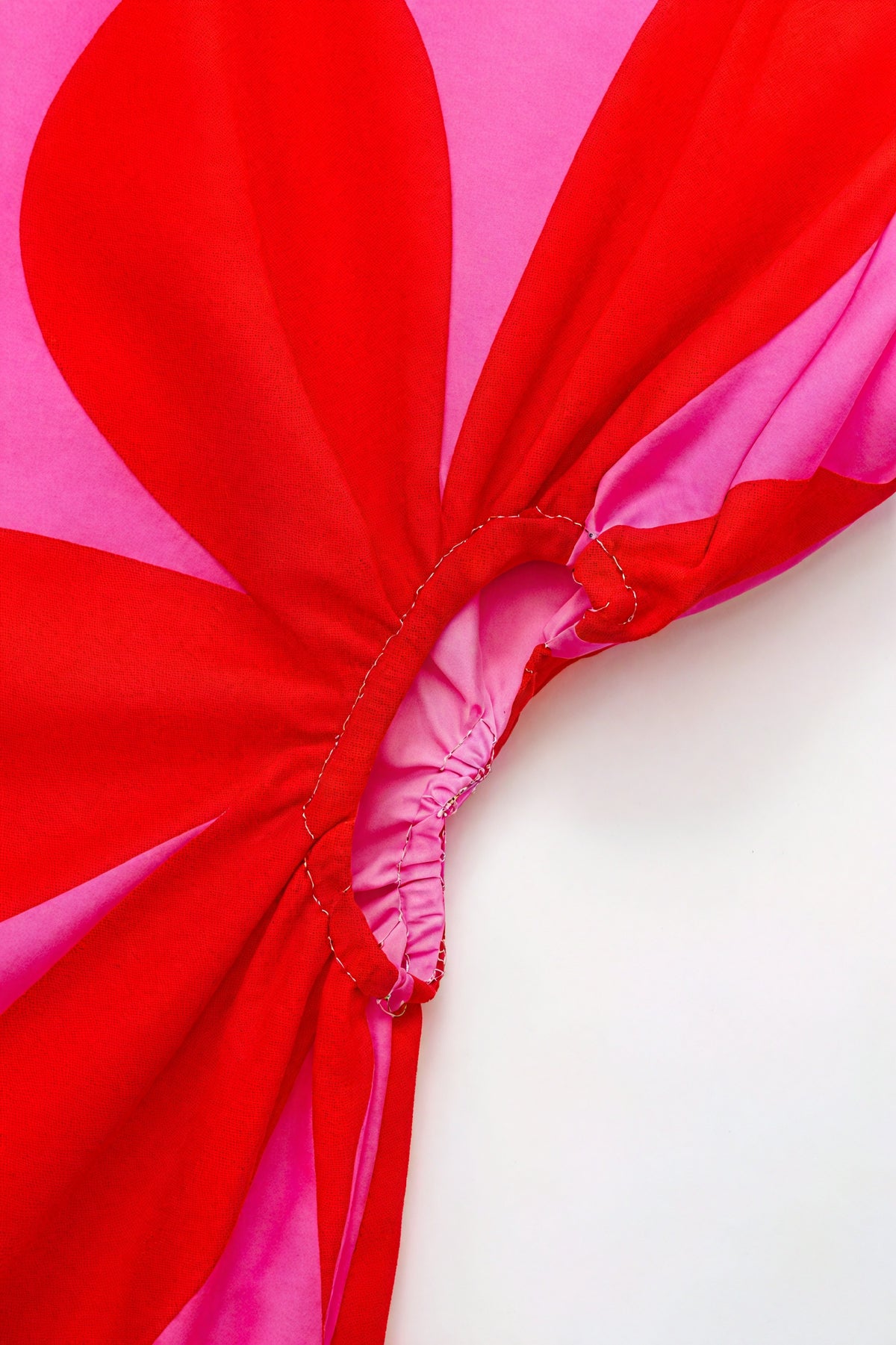 Figurbetontes Kleid mit floralem Design