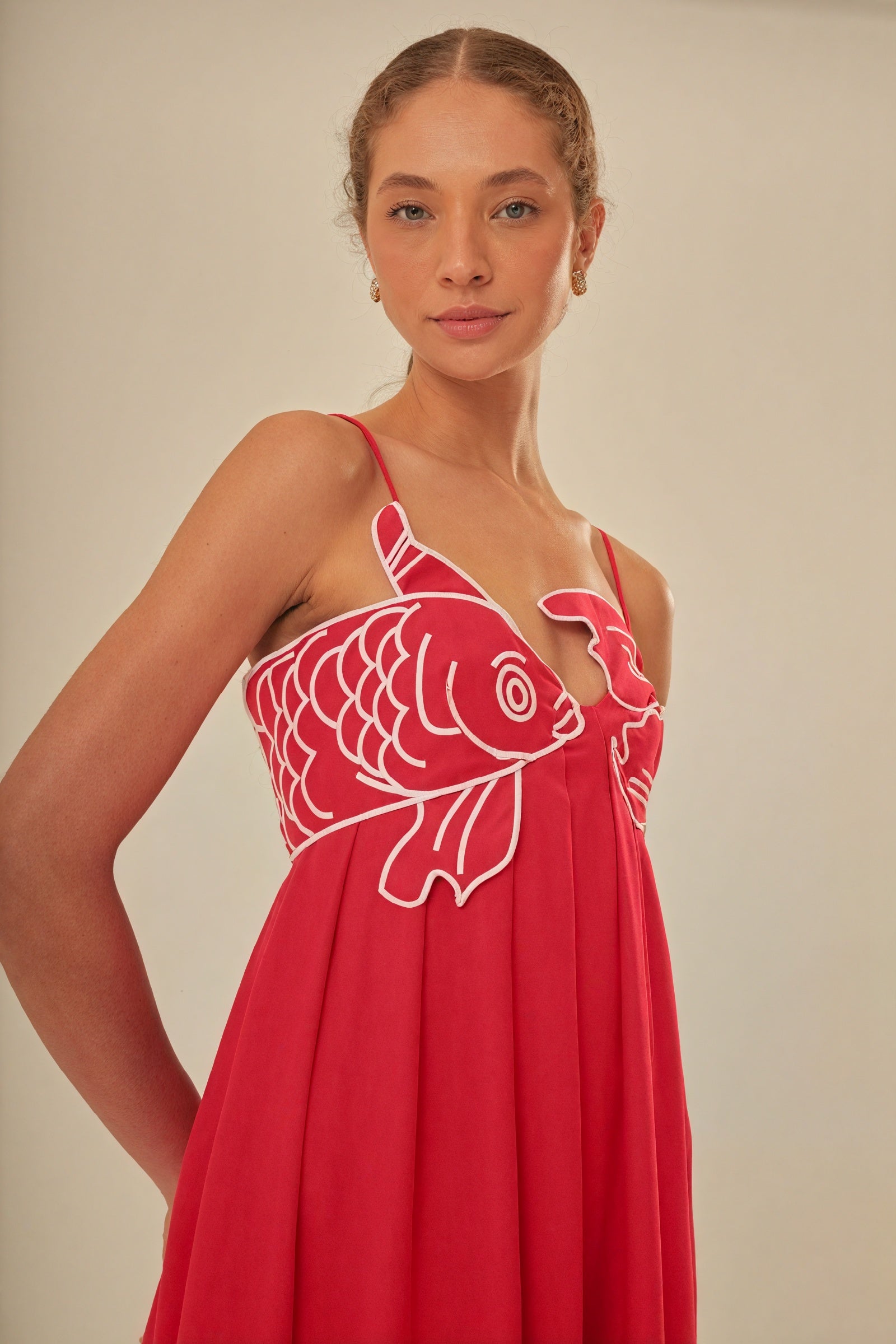 Fließendes Kleid mit verspieltem Detail