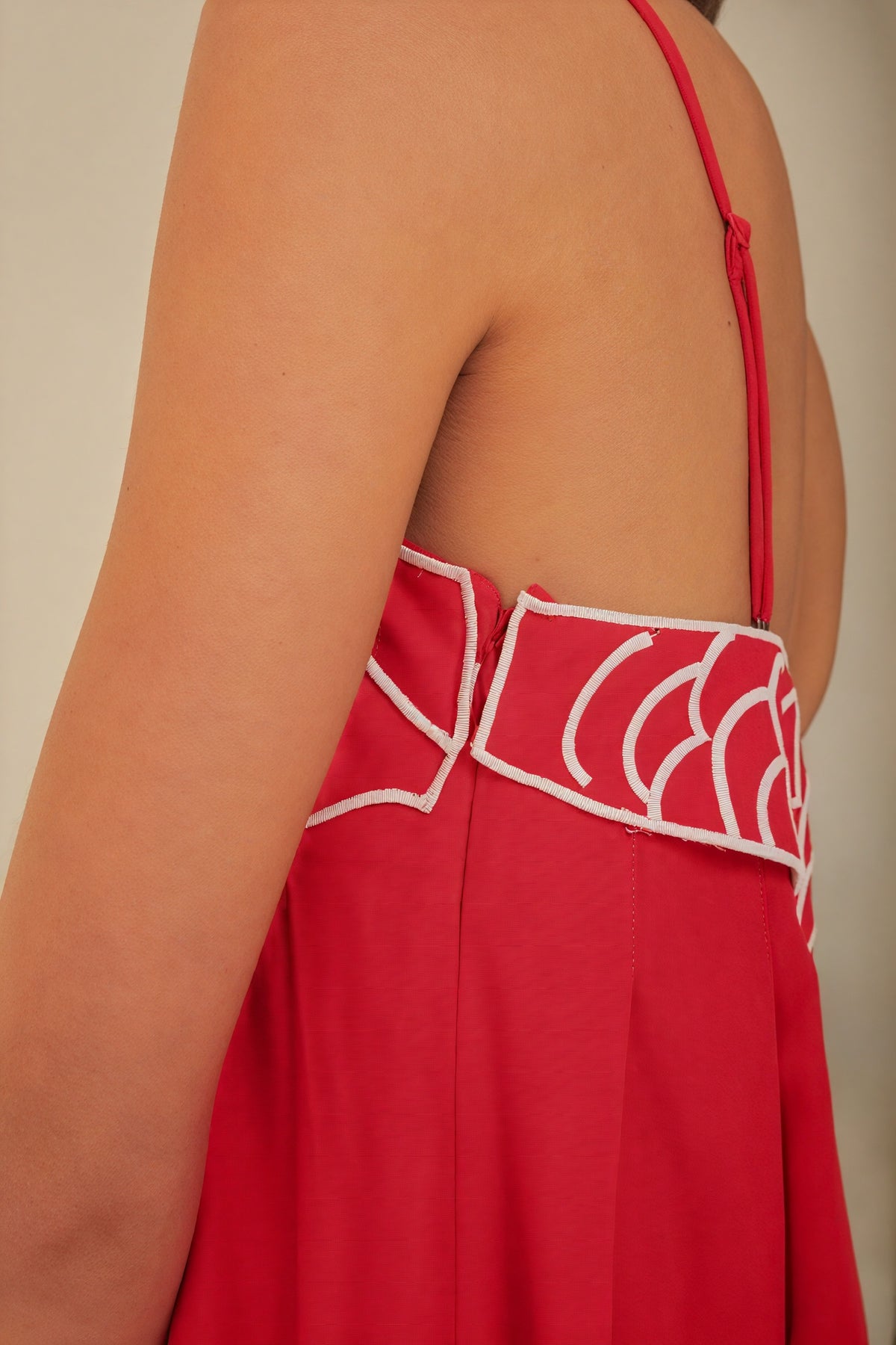 Fließendes Kleid mit verspieltem Detail