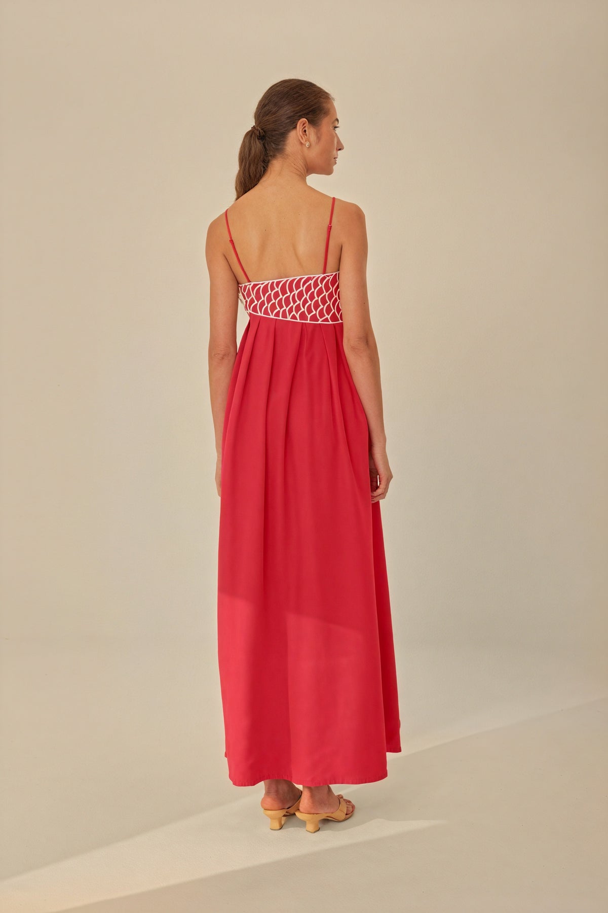 Fließendes Kleid mit verspieltem Detail