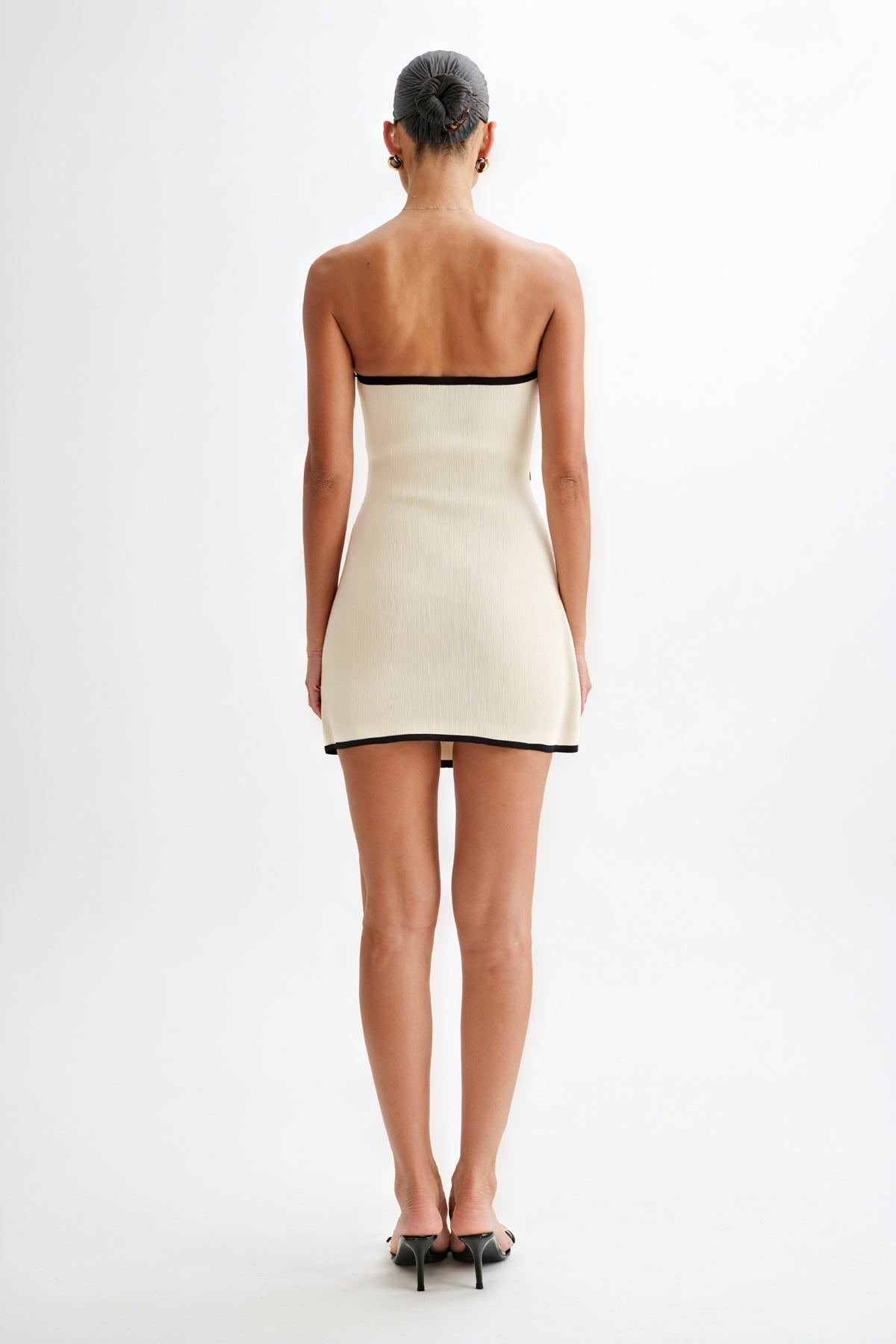 Figurbetontes Minikleid mit Taillenband