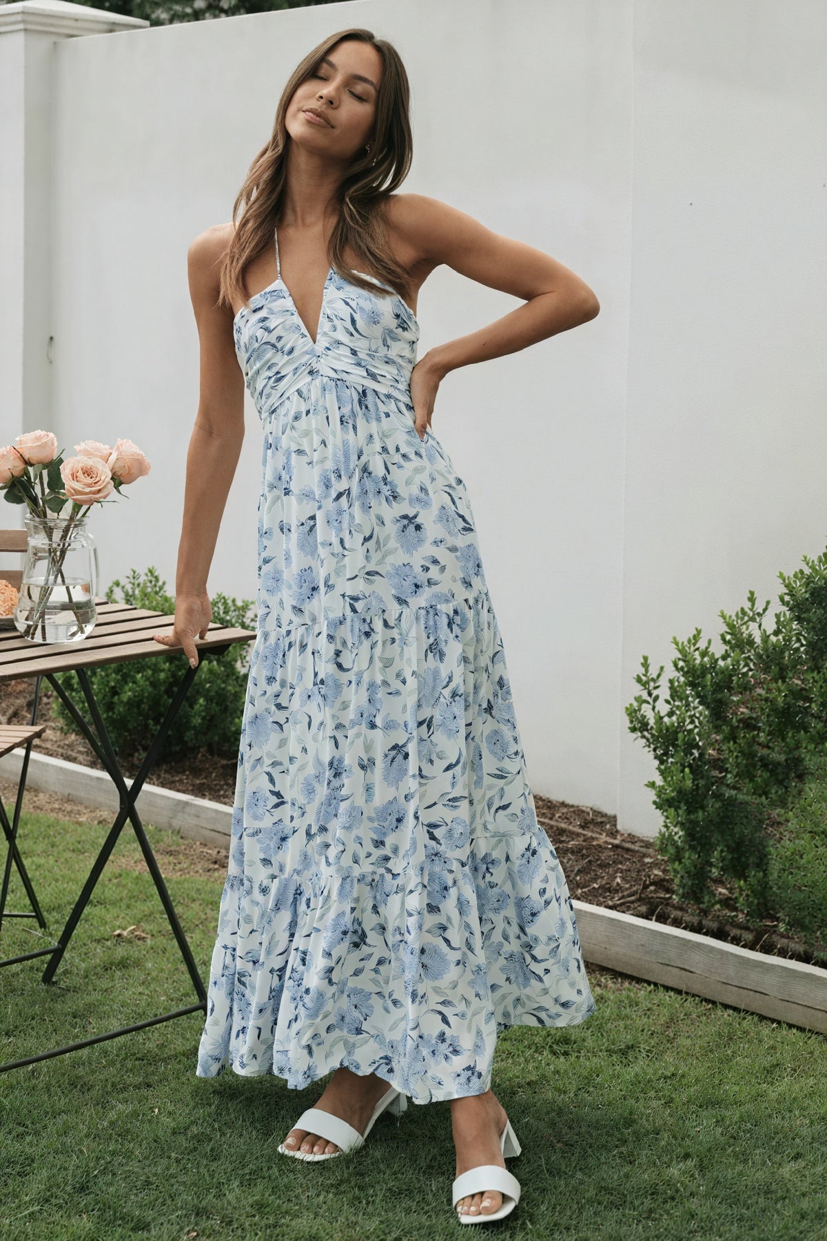 Maxikleid mit Blumenmuster und Neckholder