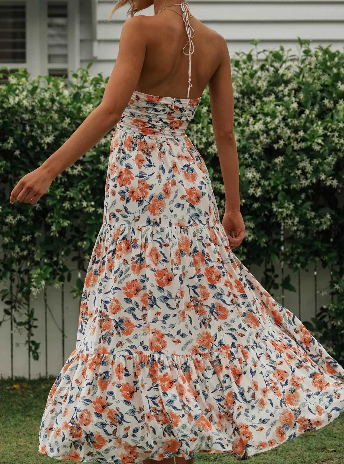 Maxikleid mit Blumenmuster und Neckholder