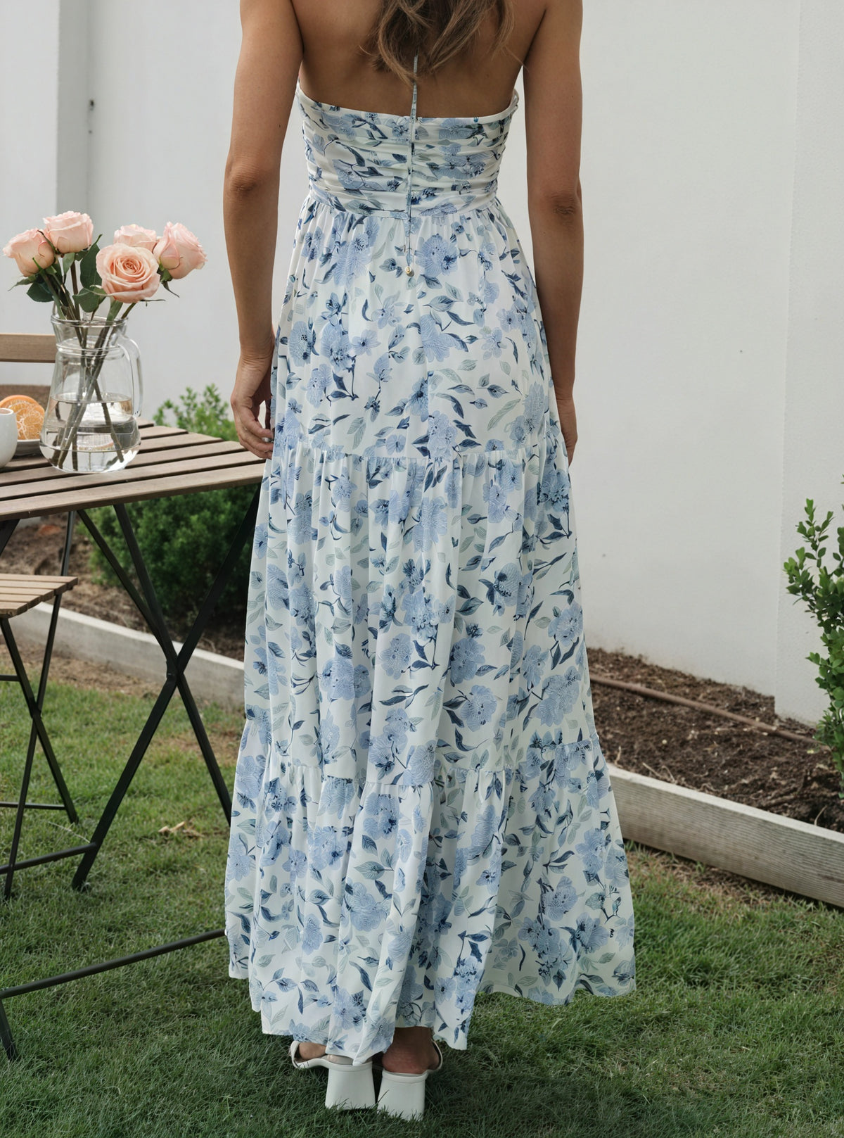 Maxikleid mit Blumenmuster und Neckholder