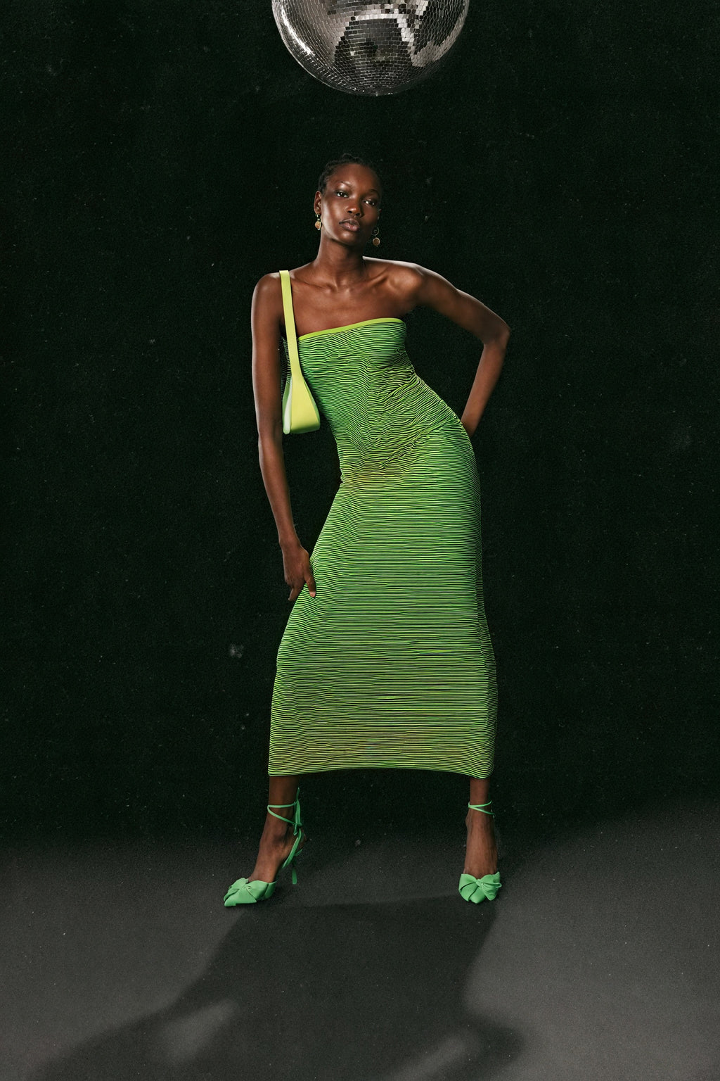 Gestreiftes Midikleid mit gerippter Textur