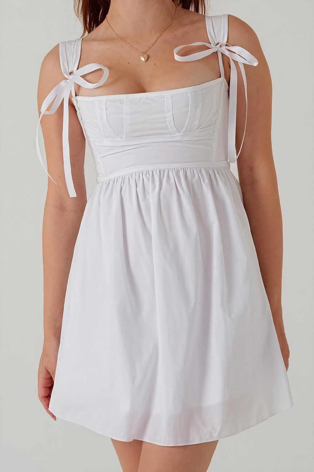 Mini-Kleid mit Schleifendetails