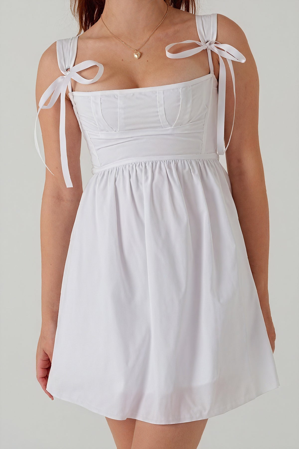 Mini-Kleid mit Schleifendetails