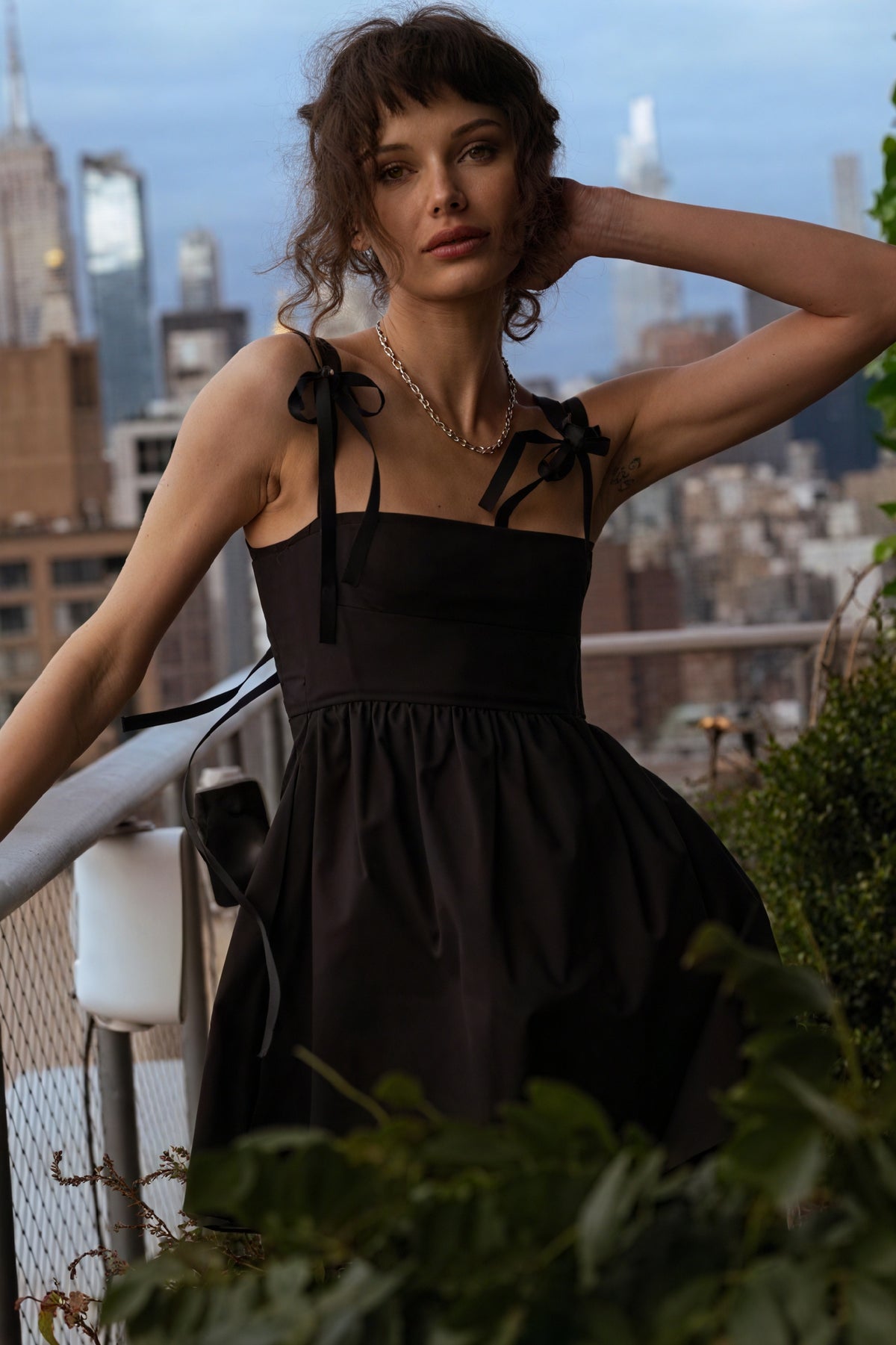 Mini-Kleid mit Schleifendetails