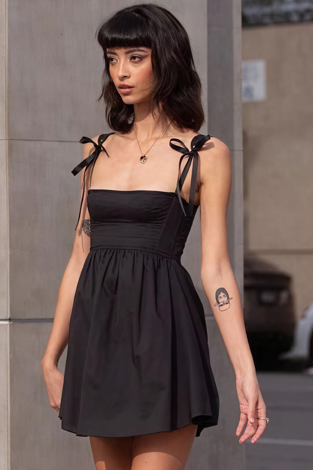 Mini-Kleid mit Schleifendetails