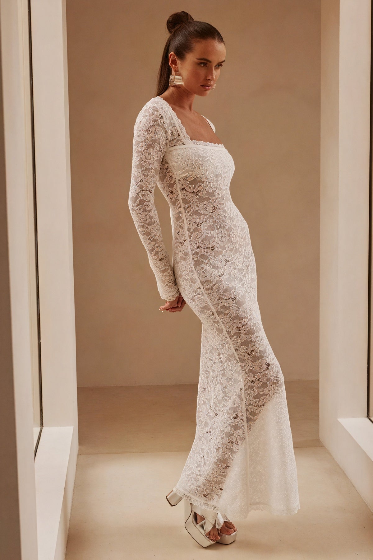 Elegantes Kleid mit Spitze und langen Ärmeln