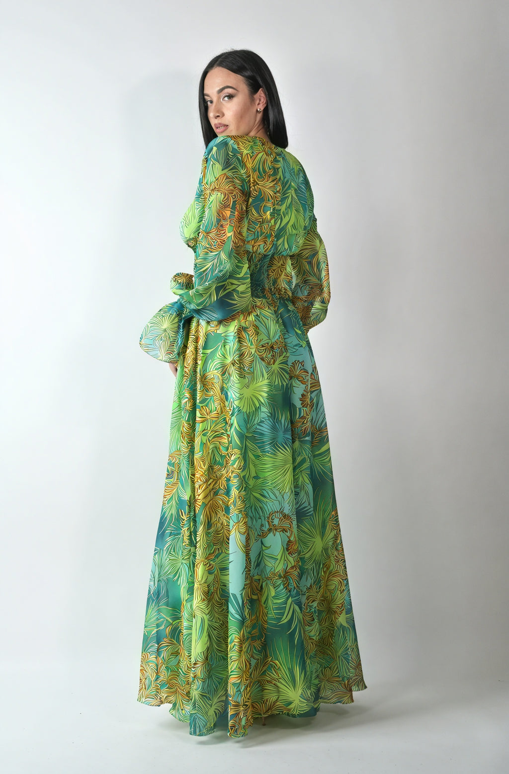 Fließendes Maxikleid mit abstraktem Muster