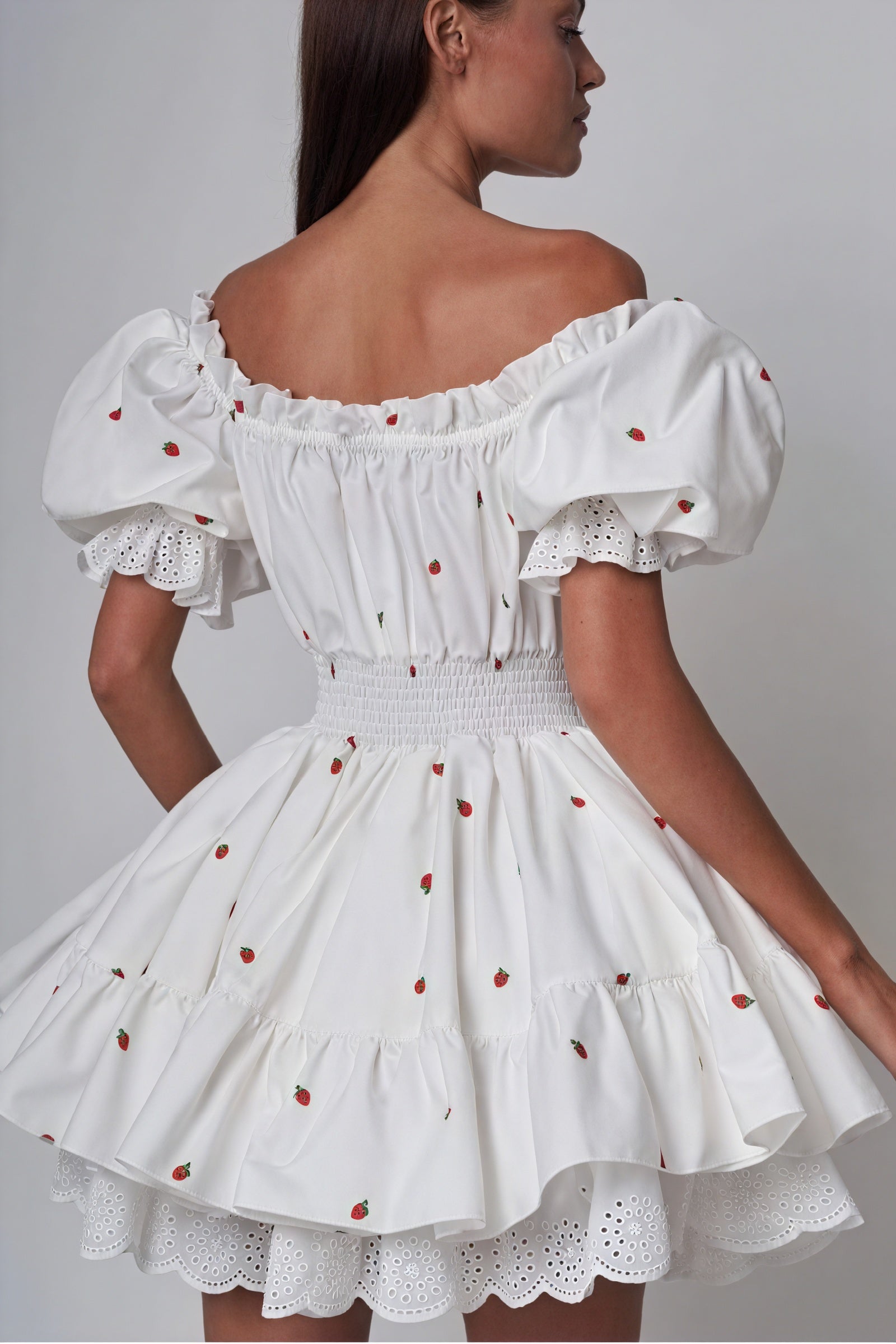 Verspieltes Kleid mit Stickerei-Details