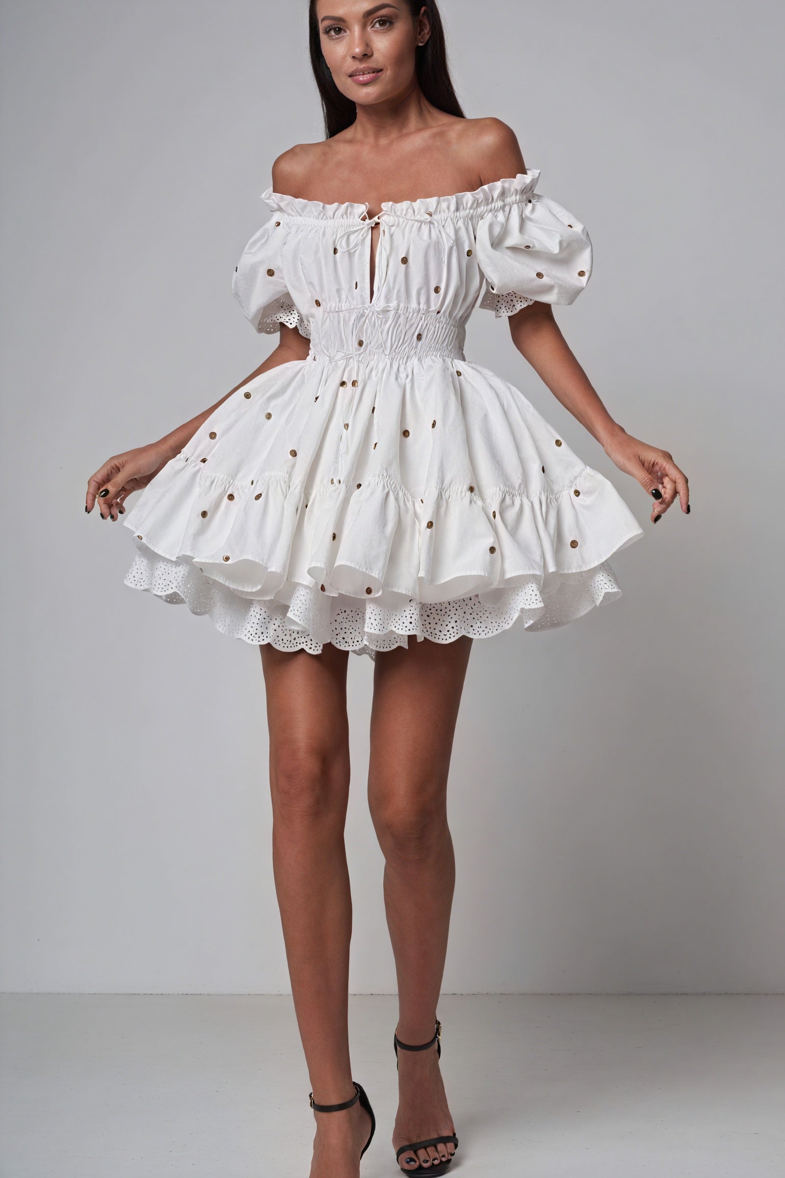 Verspieltes Kleid mit Stickerei-Details